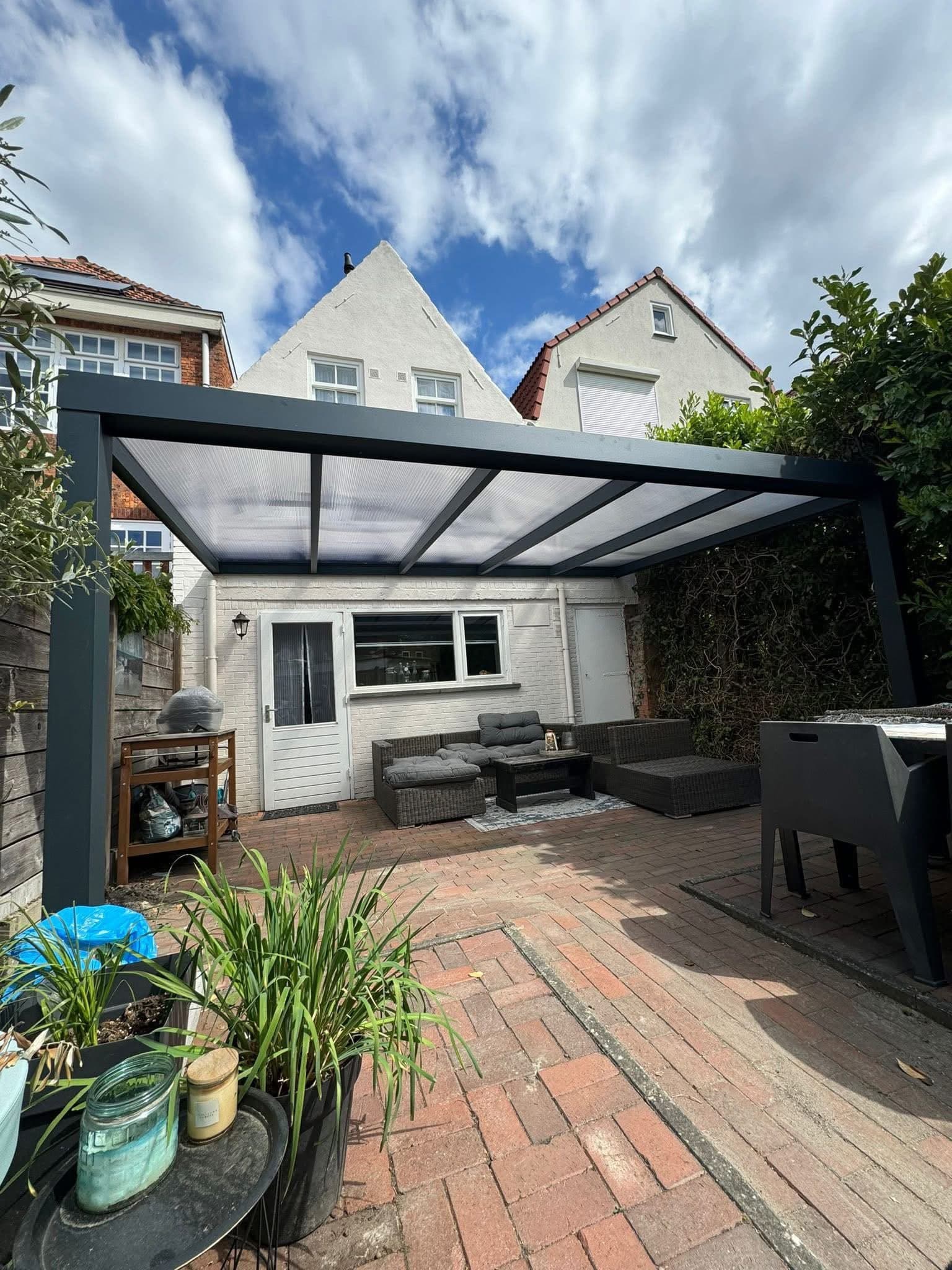 Veranda boven een sfeervol ingericht terras