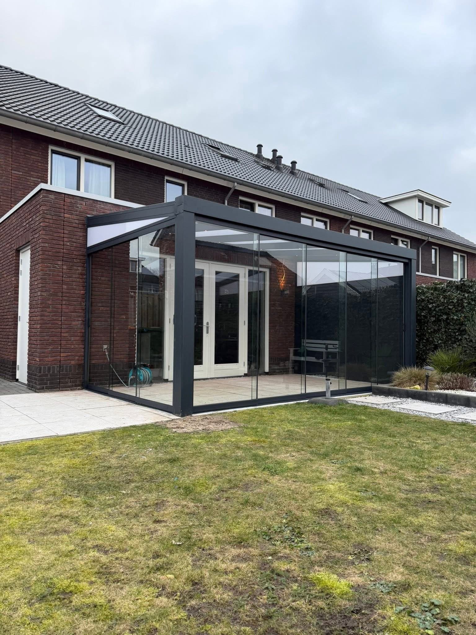 Hoekveranda met glazen schuifwanden