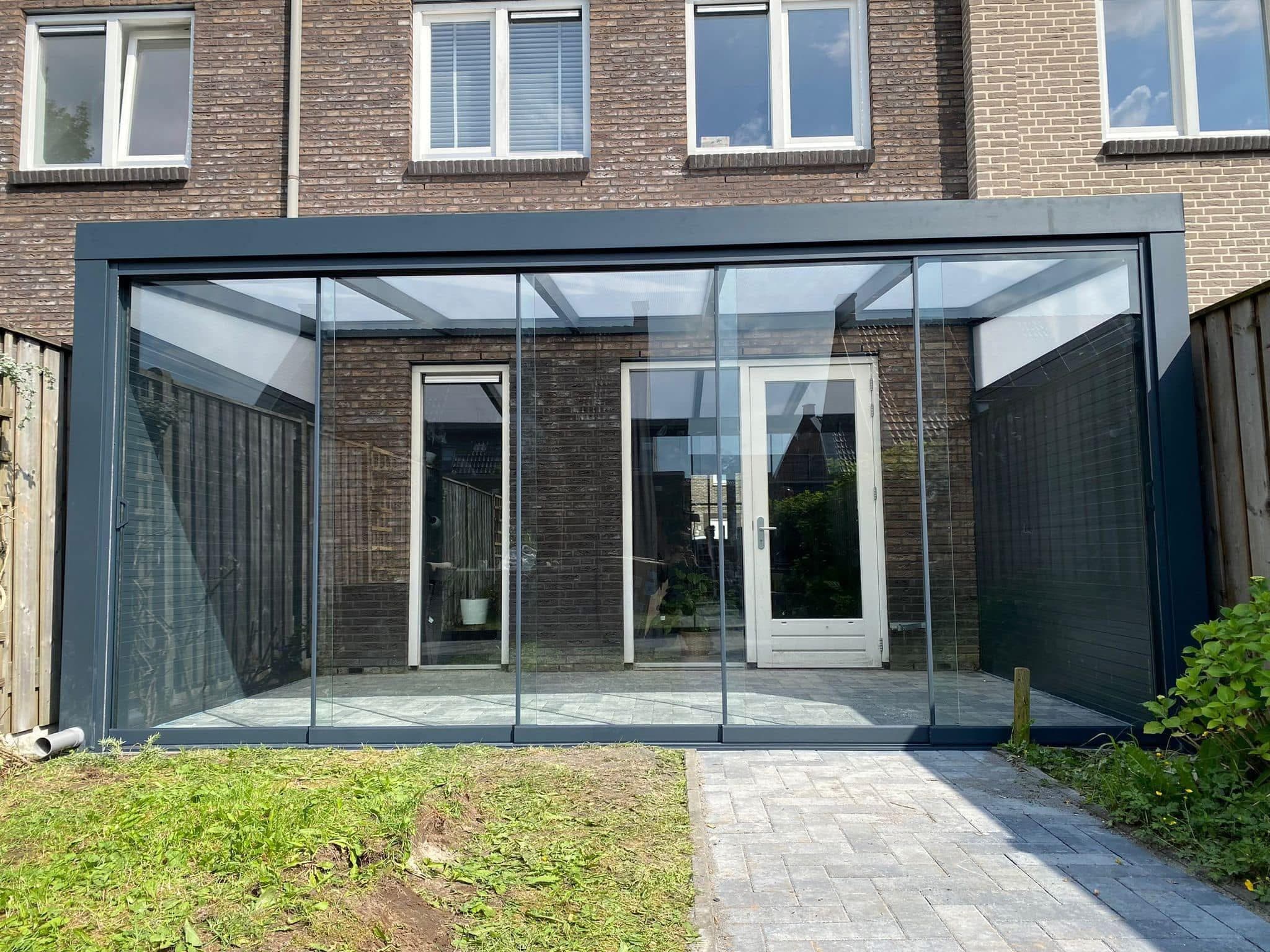 Veranda met glazen schuifwanden aan de voor- en zijkant