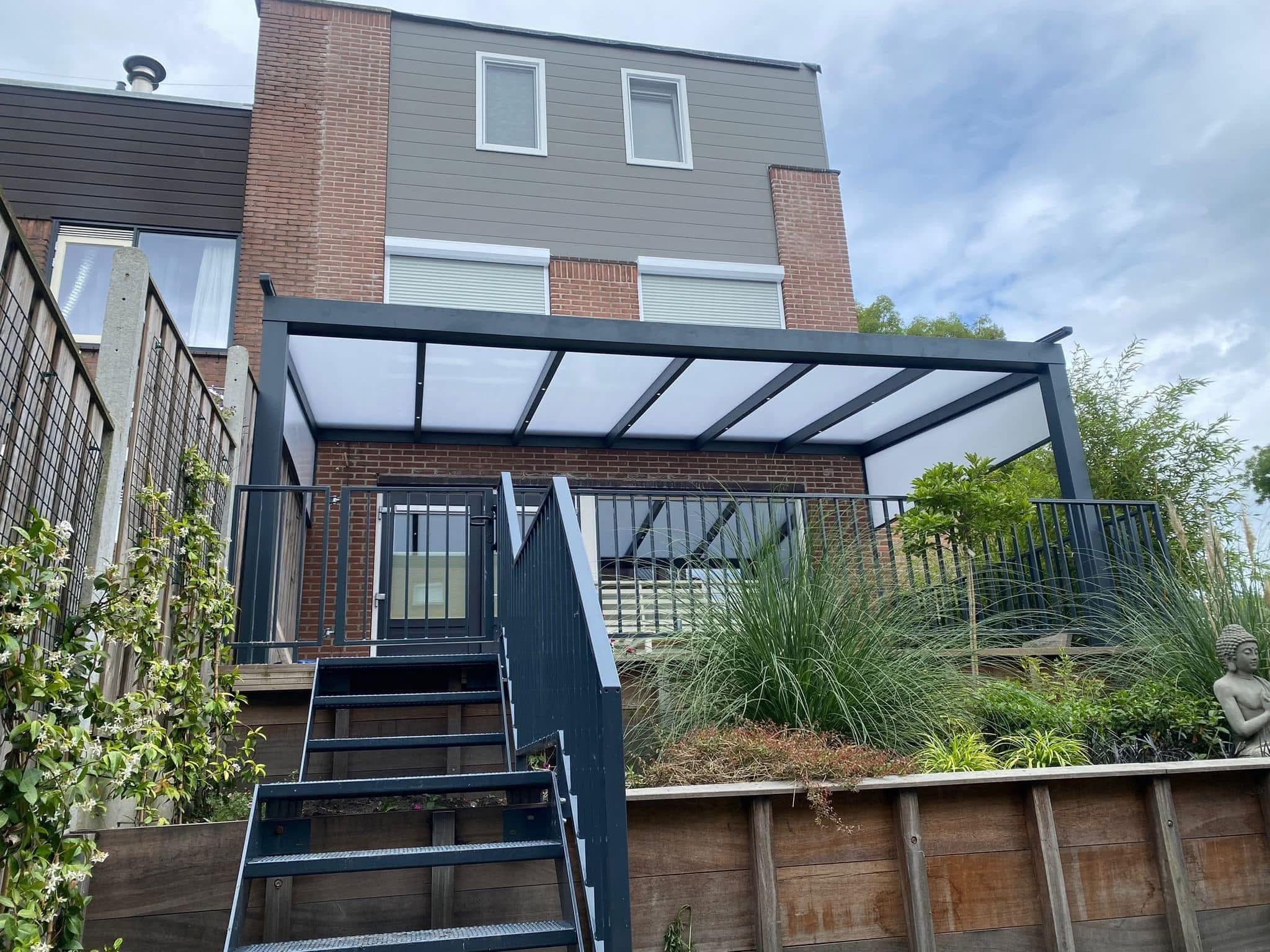 Veranda op een verhoogd terras met trap