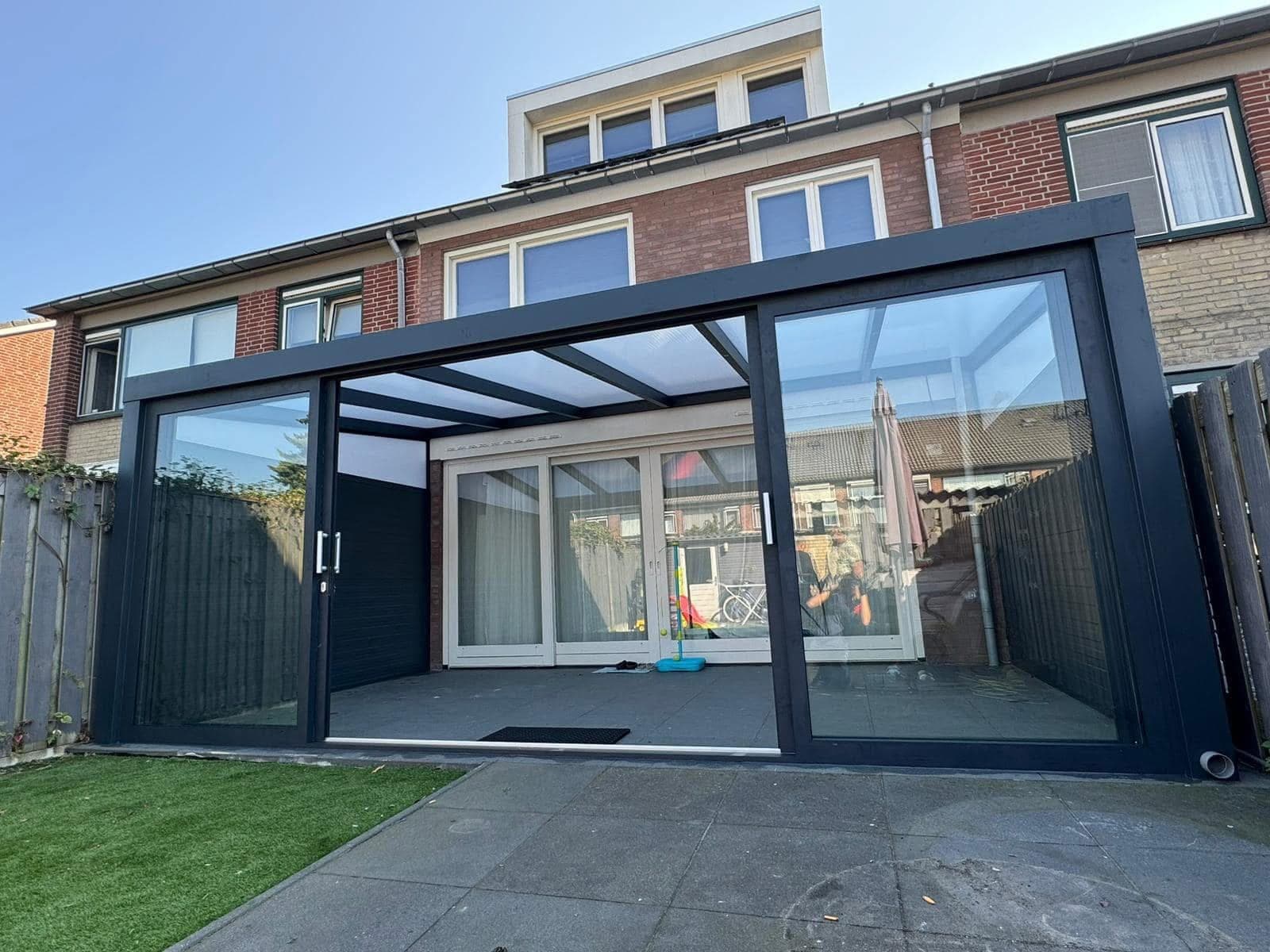 Veranda met schuifpui en zicht op de tuin