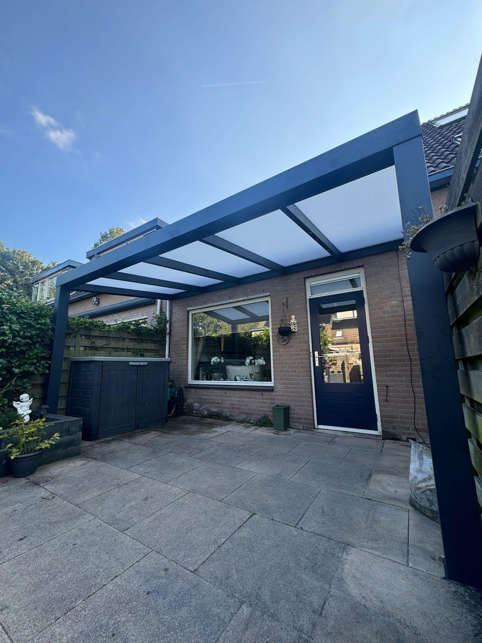 Veranda aan een rijwoning met glazen dak