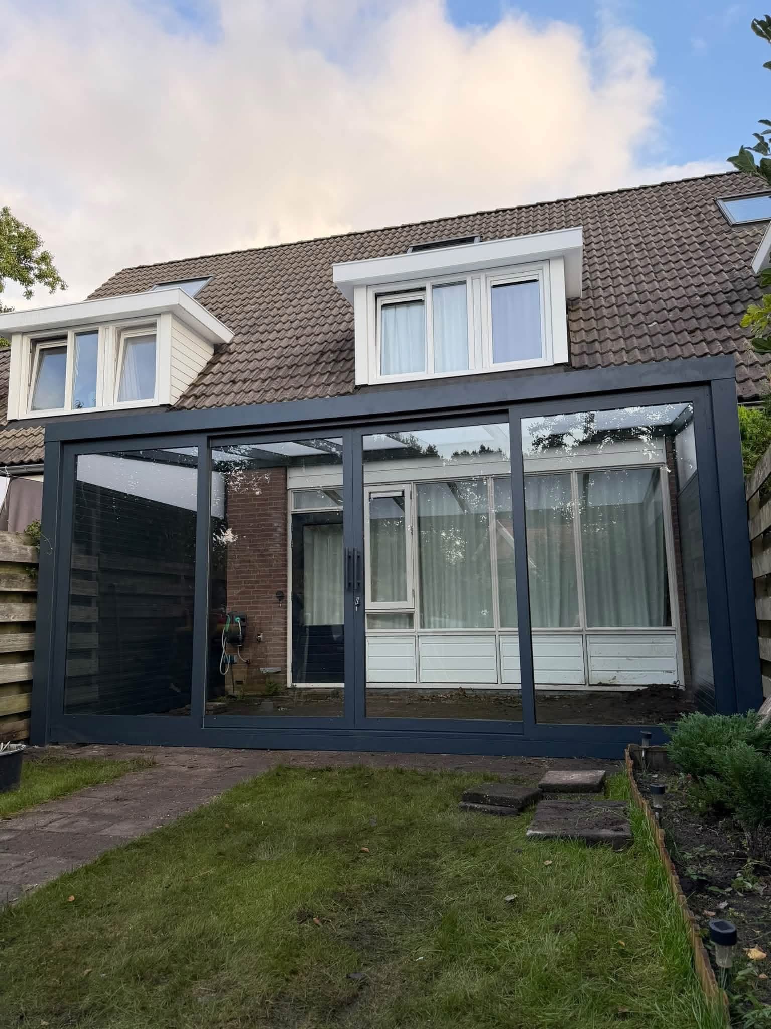 Veranda met schuifpui aan een rijwoning