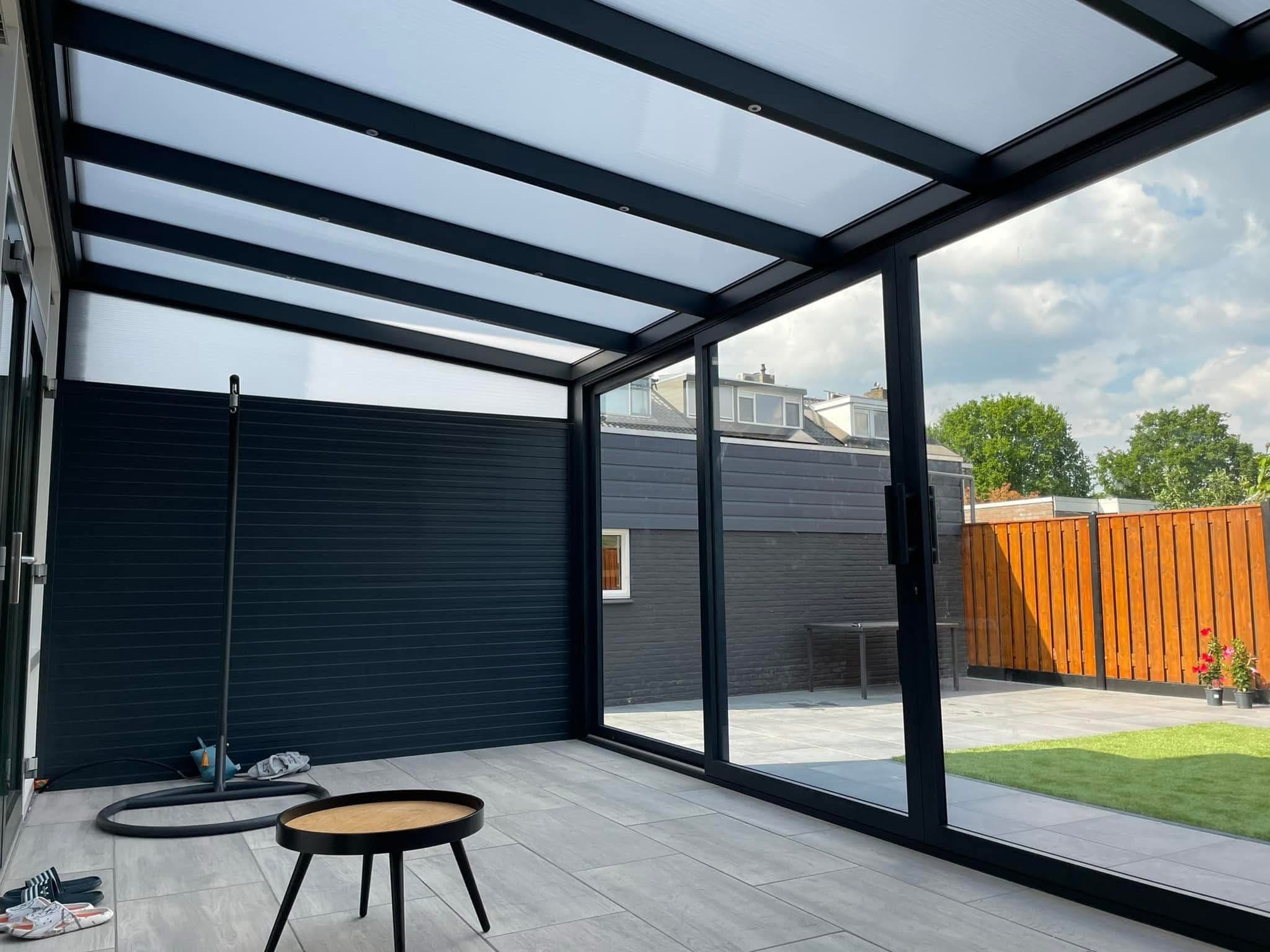 Interieur van een veranda met geïsoleerde zijwand