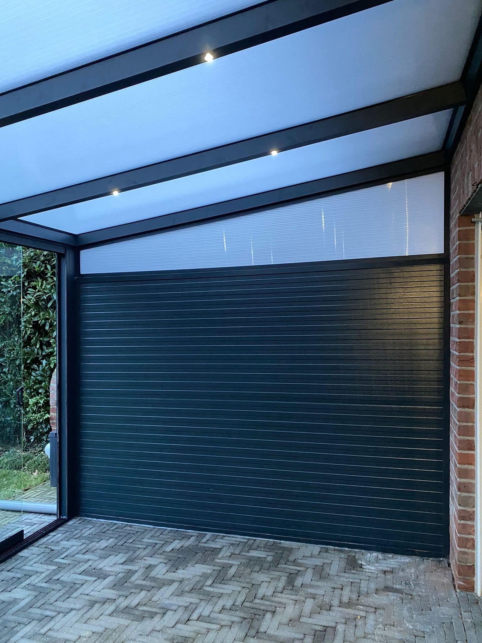 Geïsoleerde zijwand met polycarbonaat spie