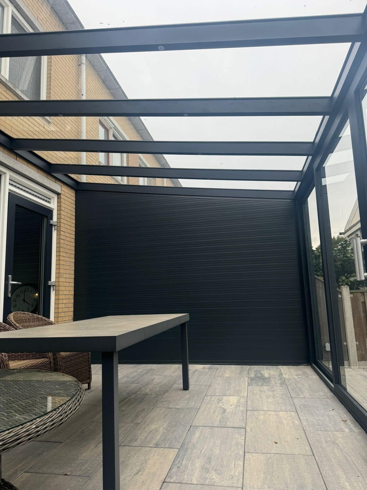 Geïsoleerde zijwand onder de veranda met terrashaard